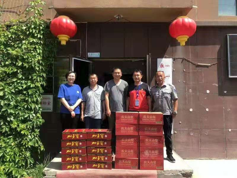 图为：副食公司为永平乡社区送慰问品_副本.jpg