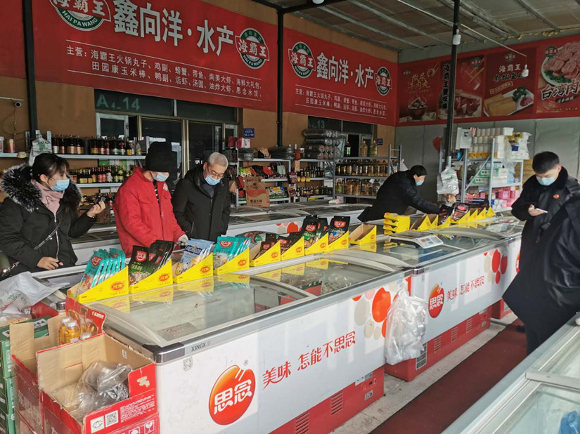 图为：市场食品质量安全检查小组对商户货物进行检查_副本.jpg