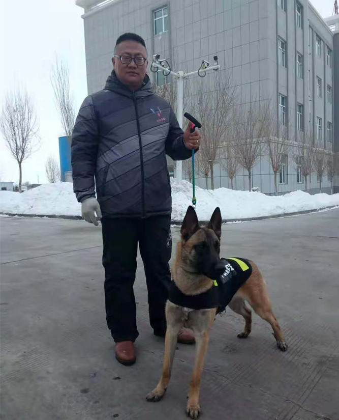 图为：乌苏北园春市场副总经理孙兵人犬配合担任安保任务_副本.jpg